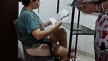 Ayudo a mi hermanastra con la tarea a cambio de que me deje follar su cu&ntilde_o