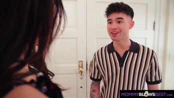 Horny Mommy Izi Blue Sucks Dick Raw On First Date