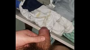 Hetero safado e  pauzudo mijando na roupa ( Straight Cock Hairy  Pig Piss Boy)