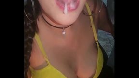 Novinha tomando leitinho (LaurenCat)