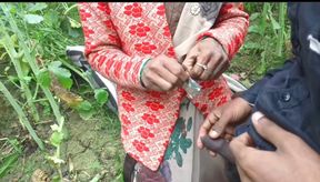 Malkin khet ghumne gaye thi tab majdur ne condom laga ke chudai kiya aur chut me ungli suman chilane lagi video  viral  Hindi