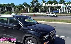 Comi a passageira gostosa casada no carro no meio da estrada