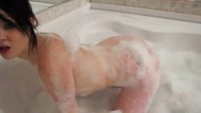 ”Tiny teen tart masturbates”