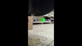 Dirty Slut Pee in Shop Eingepiss