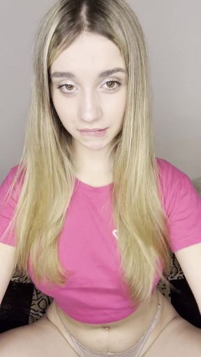 Amateur onlyfan shows off her ass on cam