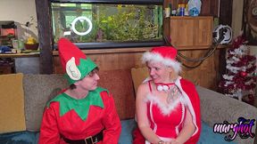 trio bisex la mere-noel entraine son lutin a baiser le pere-noel la mere ...