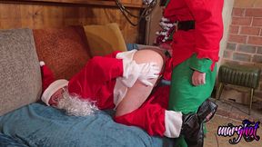 trio bisex la mere-noel entraine son lutin a baiser le pere-noel la mere ...