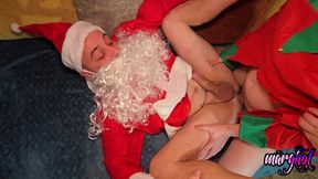 trio bisex la mere-noel entraine son lutin a baiser le pere-noel la mere ...