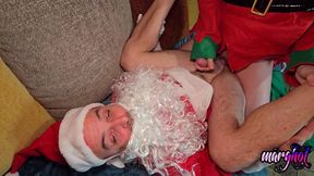 trio bisex la mere-noel entraine son lutin a baiser le pere-noel la mere ...