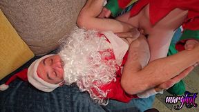 trio bisex la mere-noel entraine son lutin a baiser le pere-noel la mere ...