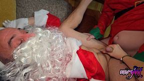 trio bisex la mere-noel entraine son lutin a baiser le pere-noel la mere ...