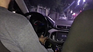 casada se exibe pra motorista de aplicativo voyer e acaba fudendo com seus amigos em rua movimentada