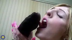 2 Lesbians Licking Each Others Feet - MatureNL