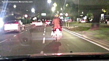 Latina, extreme biker (Paseo en moto al desnudo)