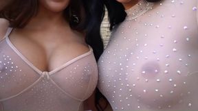 Latina lesbo Susy Gala & Julia de Lucia kiss & suck each other's big tits