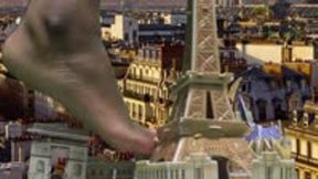 Giantess Visits Paris  4k smaller