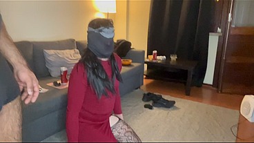 SISSY INFERIOR ADORANDO MEUS PES ENQUANTO O MACHO FUMA E BEBE