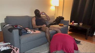 SISSY INFERIOR ADORANDO MEUS PES ENQUANTO O MACHO FUMA E BEBE