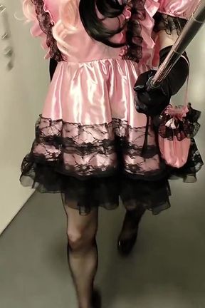 Sissy Crossdresser Strolling in High Heels and Flashing