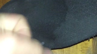 元陸上女子人妻の靴の匂いに欲情してしまい中敷きに射精