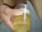 hombre joven desesperado pissing, largo y placentero, orinando en un vazo plastico,  pene venozo