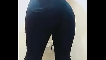 Jovencita culona en jeans