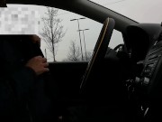 Rischiosa masturbazione in macchina