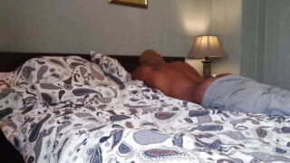 Pulchne dojrzałe gejowskie niedźwiedzie mają ruchanie w tyłki w domowej akcji międzyrasowej