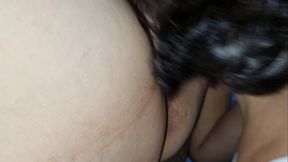 Colocou a novinha submissa pra dentro de casa, fez ela chupar a buceta at&eacute_ gozar e a safada ainda levou mijo na cara do marido