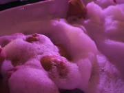 Красотка моется в ванне и ласкает себя