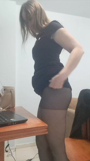 Secretary Lets Herself Be Recorded Making a Hot Video Call to Her Boss at Work