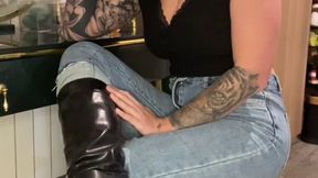 Mi sfilo gli stivali e mi annusi i piedi velati!