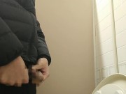 【盗撮風】会社のトイレでおしっこする塩顔会社員