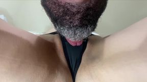 a esposa safada adora quando eu chupo a sua xoxota molhada ate ela gozar muito na minha boca