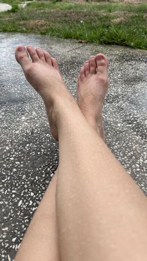 Rinsing off my dirty feet💕