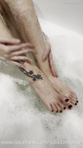 Bare Feet in bathtub and footjobs