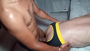 Bombeiro Dotadao passou em uma seção de massagem e nao aguentou ficou com sua rolona grande de pe e socou tudo no meu rabao