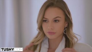 Grote pik neukt Naomi Swan’s strakke kontje hard