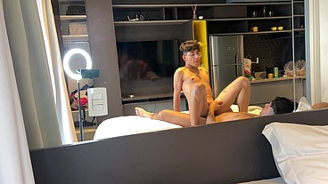 Meu amante me comeu e gozou gostoso dentro enquanto meu namorado viajou