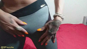 travesti Sabrina prezotte com seu pau bem duro na calça leg jorrando leitinho para você