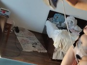 Femme amateur faisant le ménage nue. Milf à la chatte poilue et au gros cul.