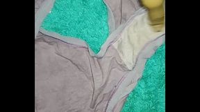 Peguei a calcinha da vizinha gostosa tinha um cheiro de buceta