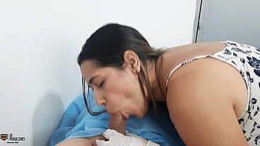 La doctora MILF JENNIFER le chupa la polla a su paciente, Dice que eso hace parte de su tratamiento PARTE 2