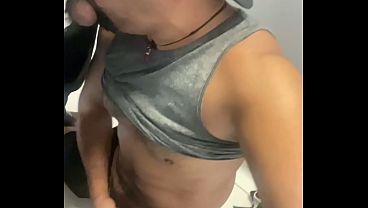 Uma fila de machos no banheiro p&uacute_blico querendo sexo comigo - Ep 02