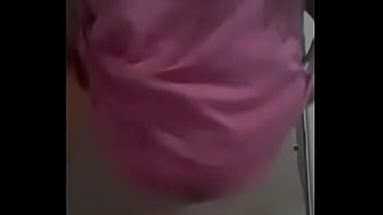 Vadia ninfoman&iacute_aca tirando a roupa pra exibir o corpo perfeito pro seu dono na webcam