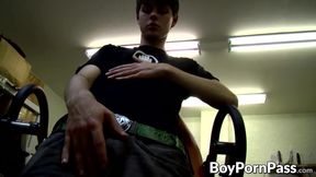 Skinny chap Dustin Beeber masturbates solo and cums