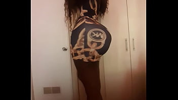 Rosi se desviste y me muestra su culote