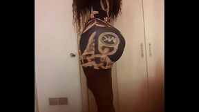 Rosi se desviste y me muestra su culote