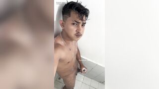 Jakol sa Cr habang naliligo, ang dami kong tam*d na nilabas hehe