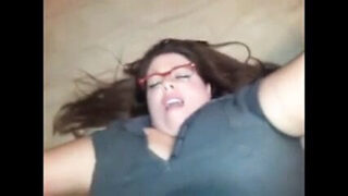 Een voluptueuze amateur BBW krijgt haar dikke kont flink onder handen genomen.